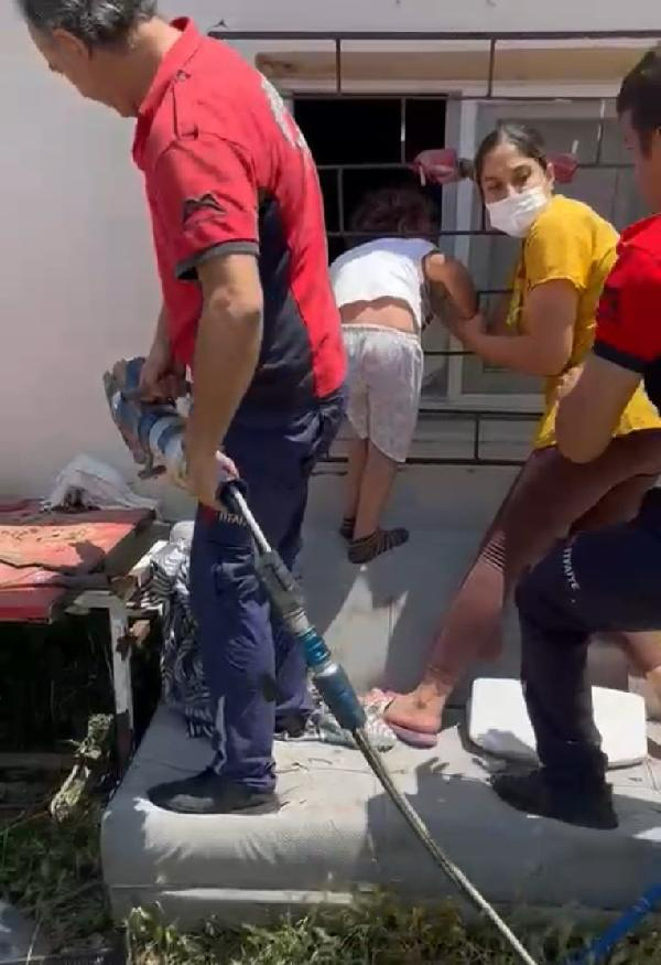 Başı pencere demirine sıkışan çocuğu itfaiye kurtardı
