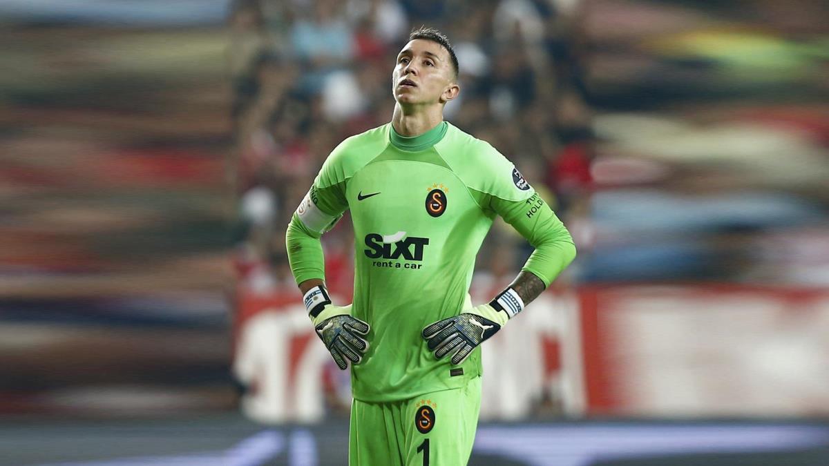 Taraftar üzgün! Muslera’ya yol göründü!