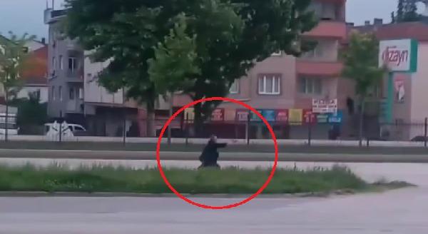 Akaryakıt istasyonunda  silahlı borç- alacak kavgası kamerada