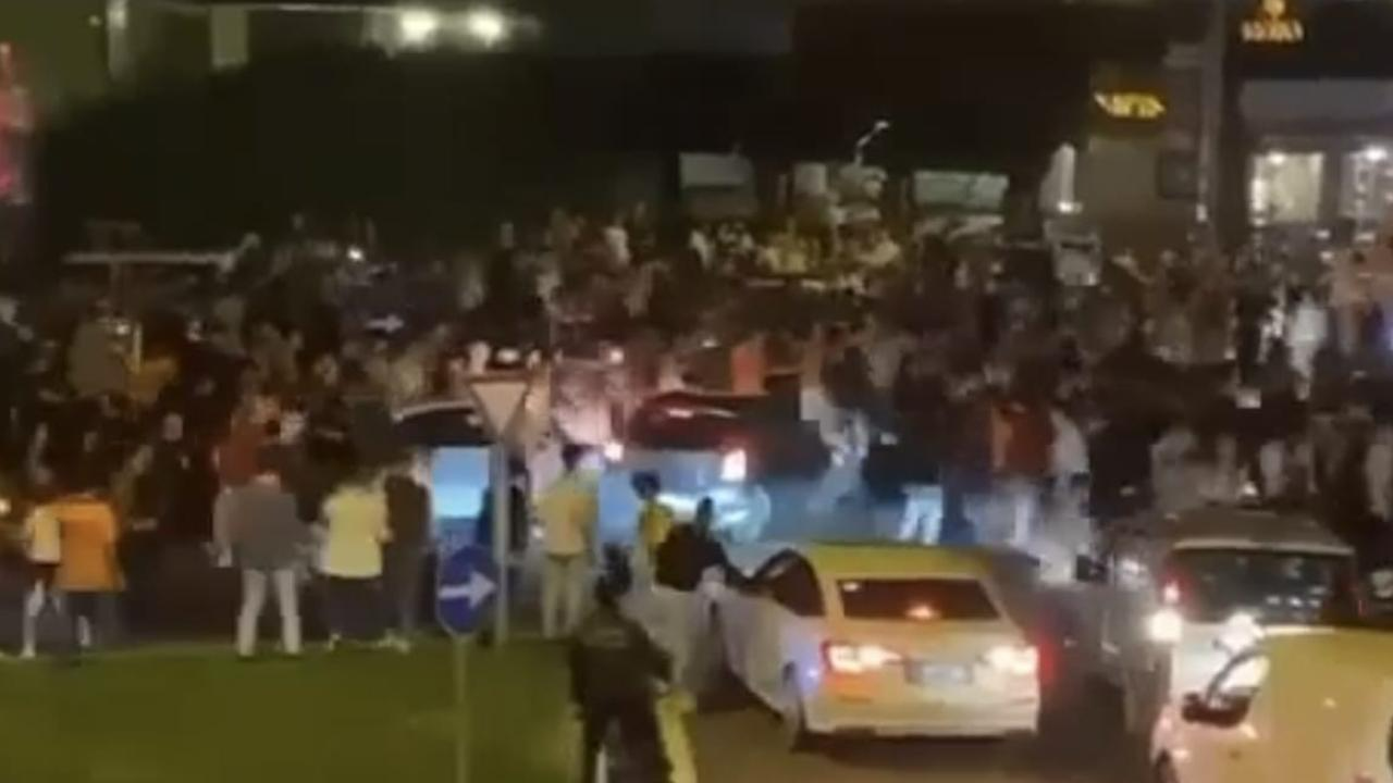 Galatasaray’ın şampiyonluk kutlamalarında otomobil kalabalığa daldı '2yaralı