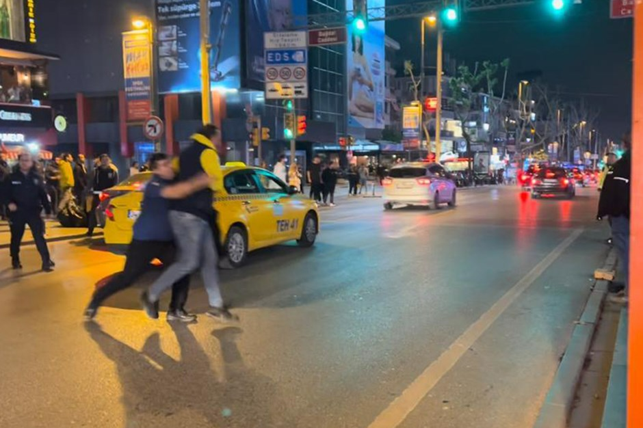 Fenerbahçe taraftarı Galatasaray taraftarına saldırdı