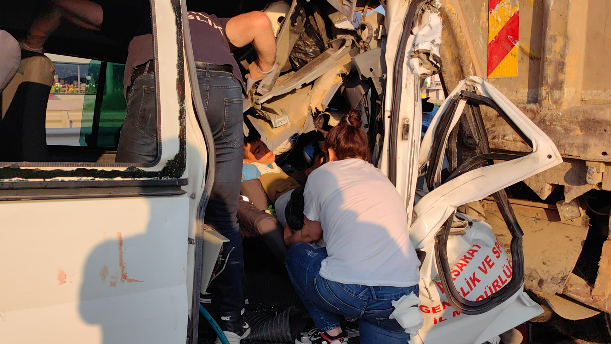 Sporcuları taşıyan minibüs Kamyona Çarptı 1 ölü 16 yaralı