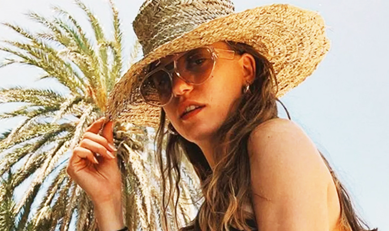 Serenay Sarıkaya tatil pozlarını paylaştı ortalık yıkıldı