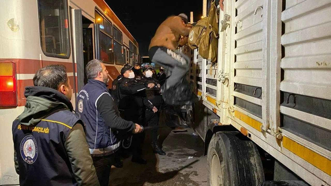 TIR dorsesine binen 4 kaçak göçmen havasızlıktan öldü