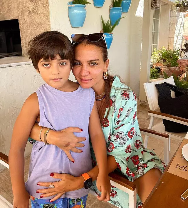 Ebru Akel, oğlu Eren ile Bodrum’da görüntülendi