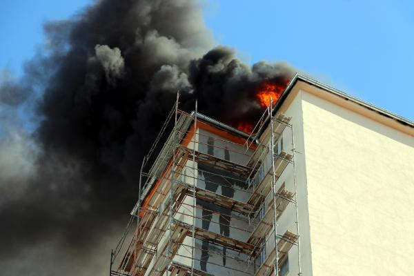 13 Katlı binanın çatısında yangın:1 ölü 3 yaralı