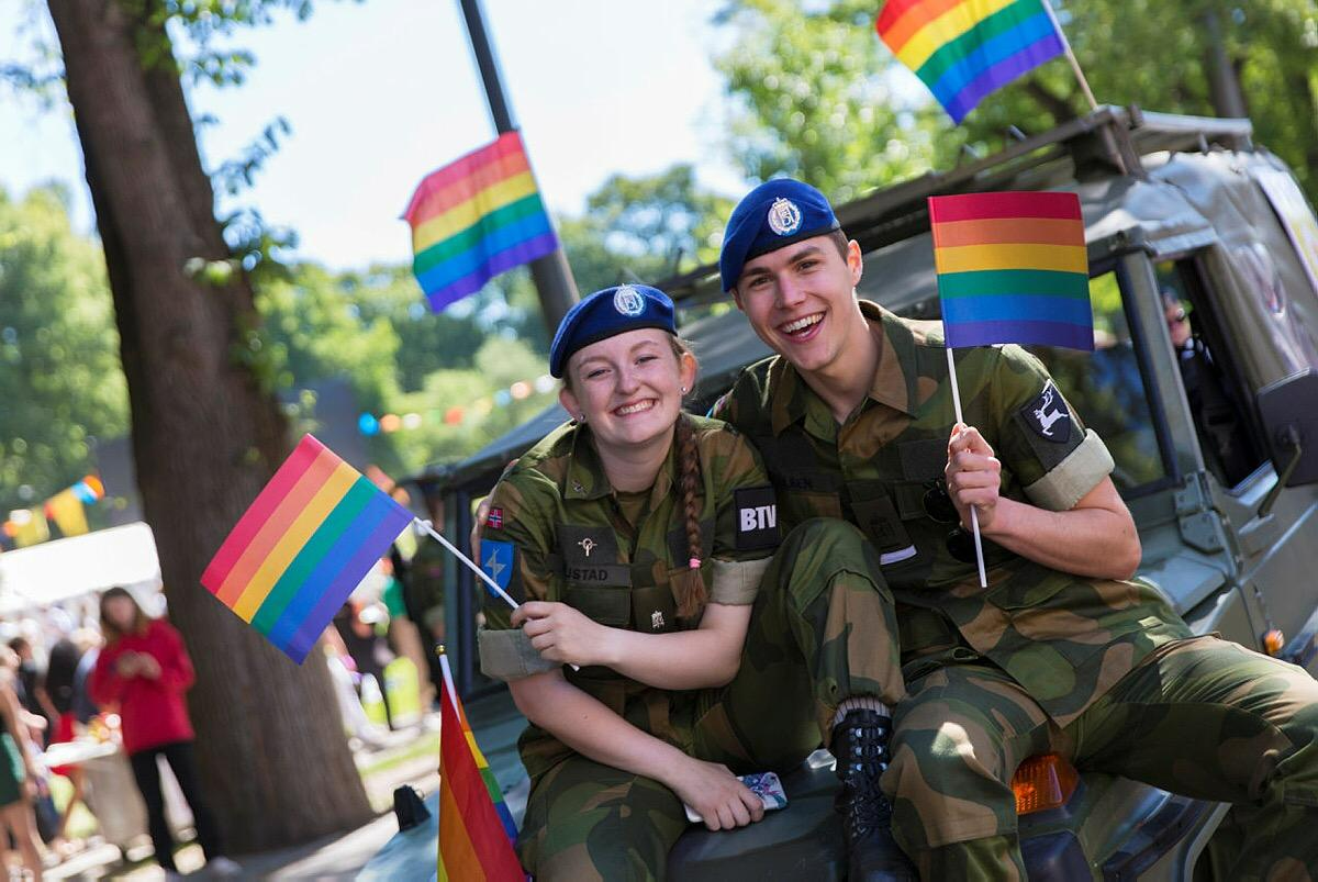İsveç ordusundan LGBT haklarına  destek yürüyüşü