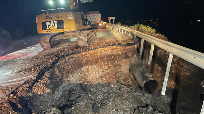 Bodrum'da isale hattı patladı, yol çöktü.
