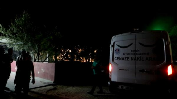 Cinnet geçiren baba öz oğlunu boğazını keserek öldürdü