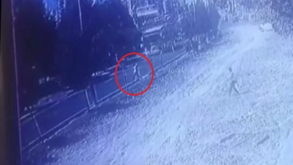 Otomobilin çarptığı yaya ağır yaralandı: Kaza anı kamerada