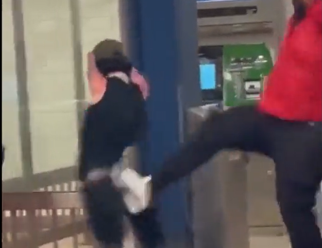 Engelliye Atılan tekme Kameraya yansıdı! O kişiye tepkiler yağdı