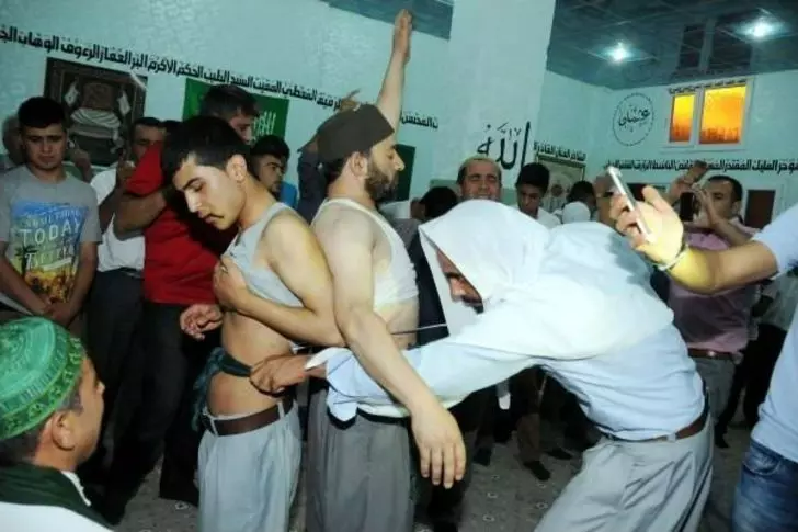 Olacak iş değil.  Zikir esnasında bakın neler oldu