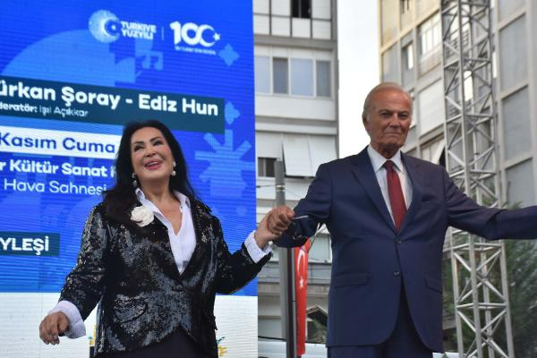 Yeşilçam'ın efsane oyuncuları İzmirlilerle buluştu