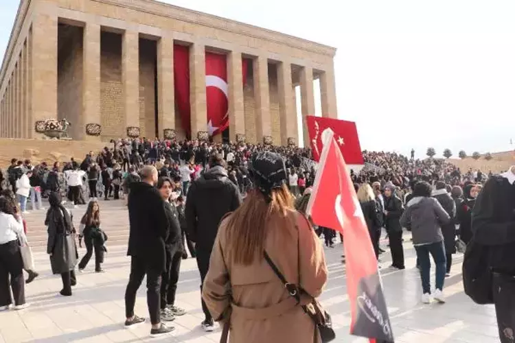 Anıtkabir ziyaretçi akınına uğradı