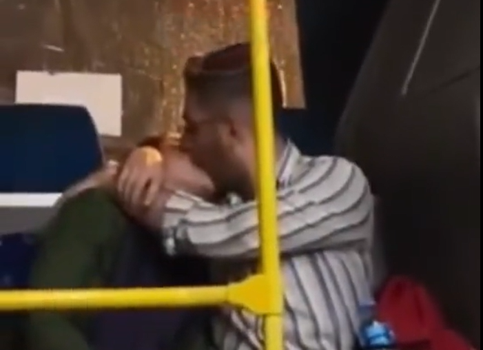 Otobüsteki "öpüşme"  başka yolcu tarafından kaydedildi