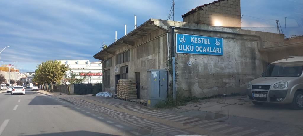 KOSAB pandemiyi fırsat bilerek çöktüğü mülklerin elektriğini kestirdi! Siyasetçiler ayağa kalktı!