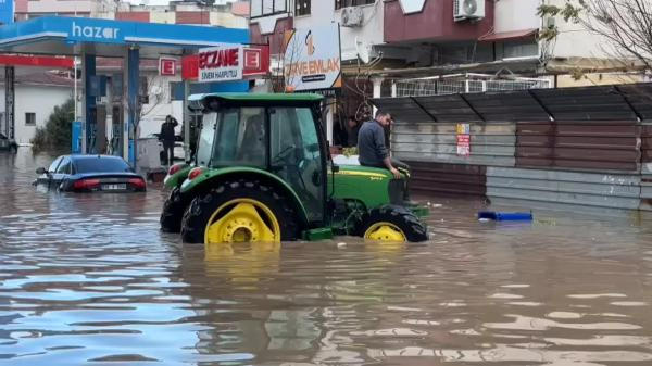 Dikili'de ev ve iş yerlerini su bastı, okullar tatil edildi