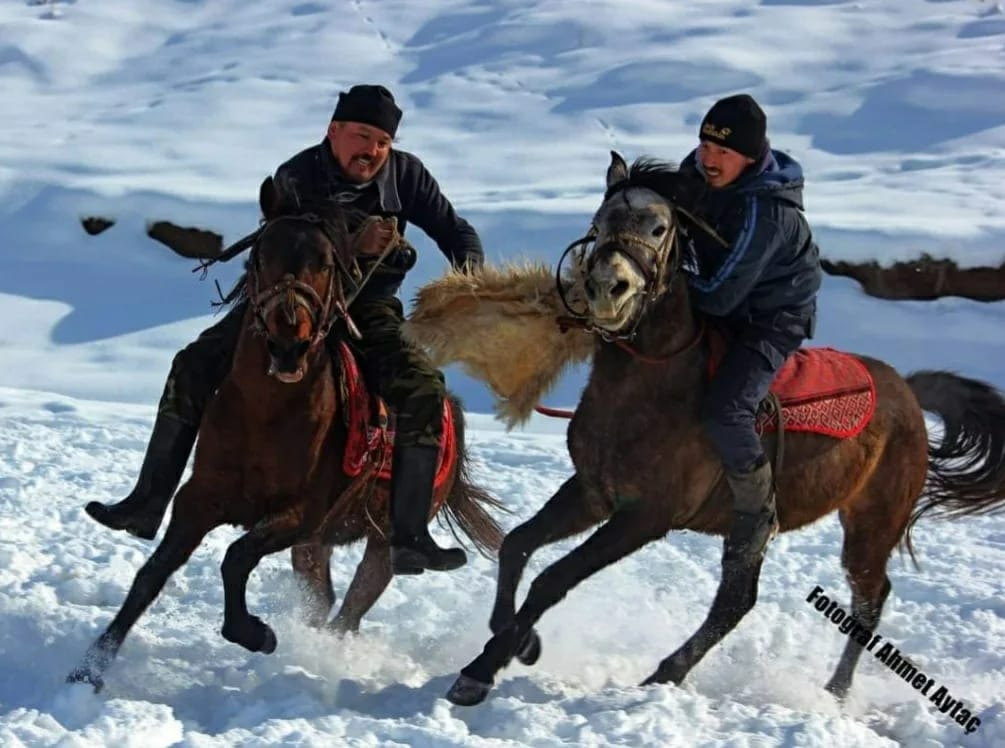 ONLAR KÖYDE ATV DEĞİL AT BİNİYOR