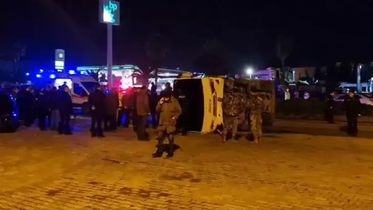 Çevik Kuvvet midibüsü devrildi:11 yaralı