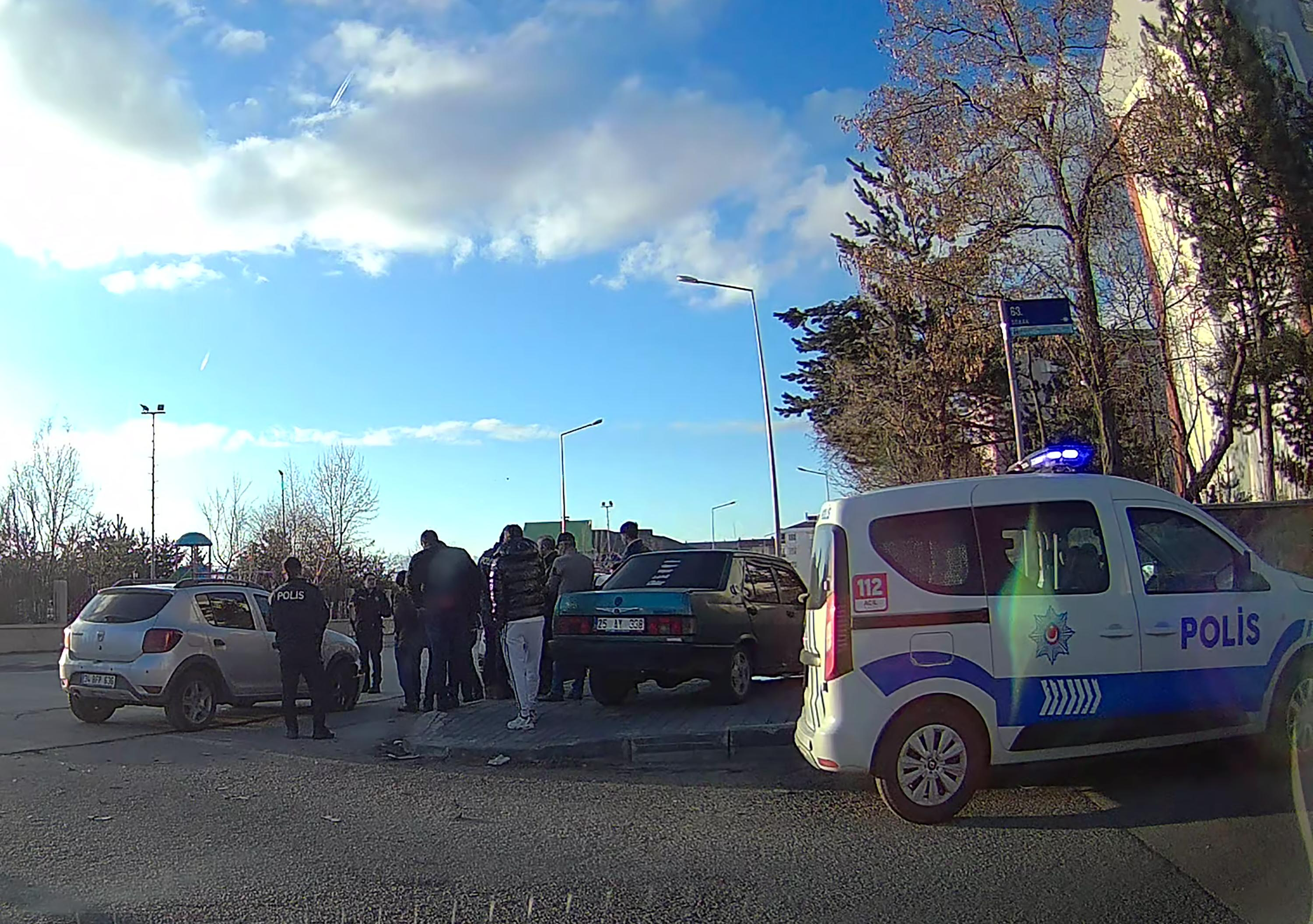 Oğlu otomobile çarptı, kaza yerine gelen baba sürücüyü vurdu