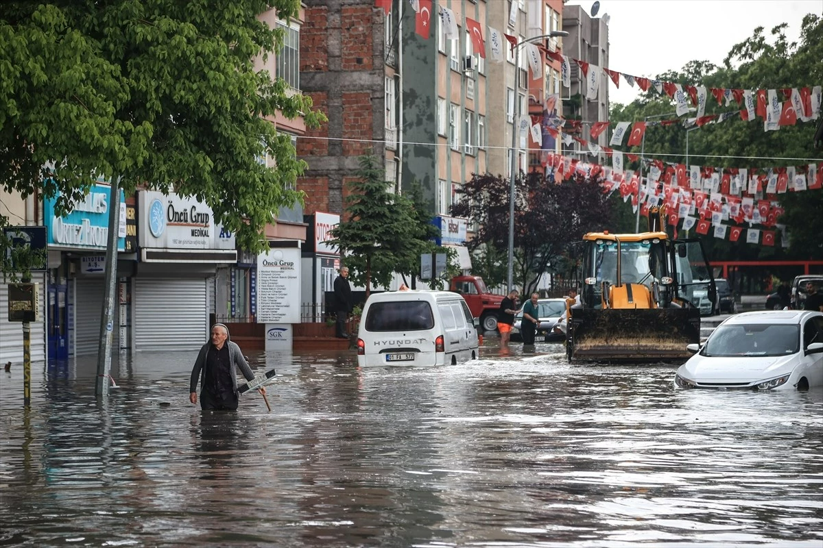 Ankara sele teslim oldu! Yollar çöktü ev ve iş yerleri hasar aldı