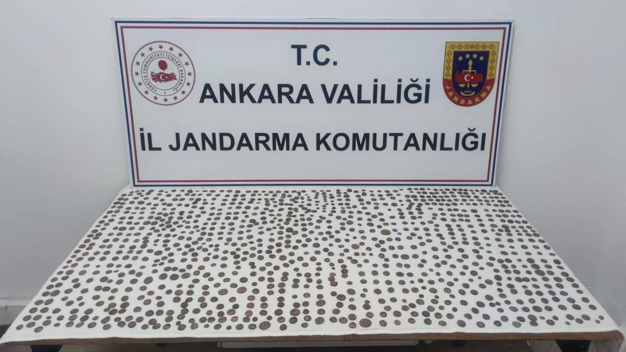 Ankara'da Roma dönemine ait bin 100 sikke ele geçirildi