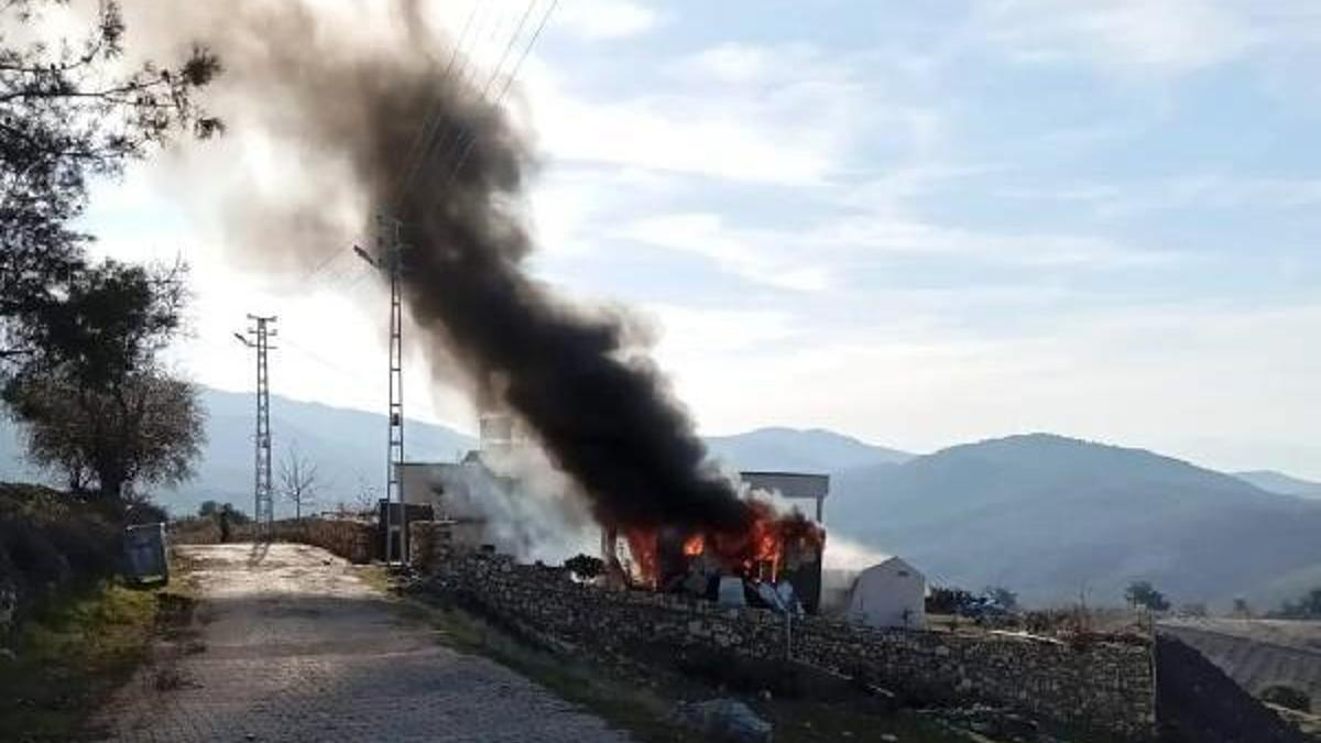 "Gaziantep'te Depremzedelerin Yaşadığı Konteynerde Yangın