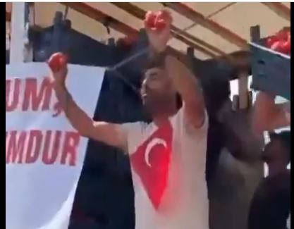 Ellerinde kalan domatesleri döken çiftçiden AKP'ye protesto