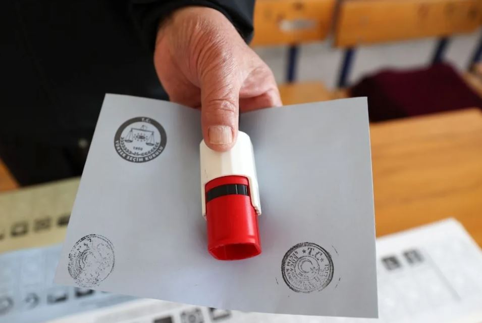 Son anket sonuçları: Birinci parti değişti oy farkı 13 puan oldu
