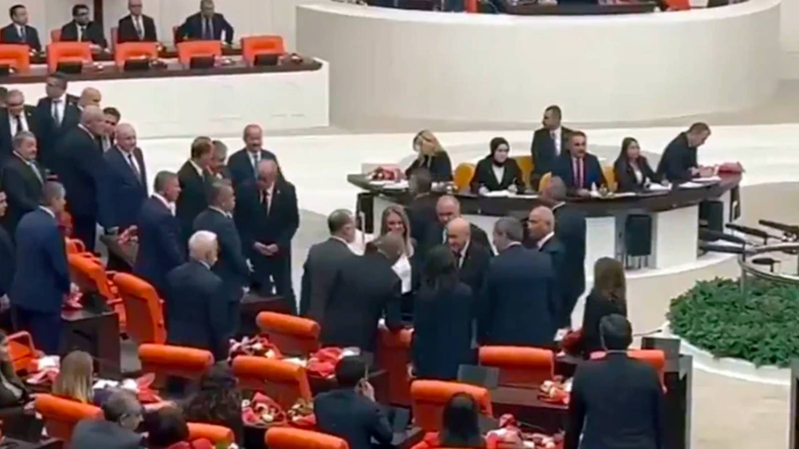 Bahçeli DEM Partilerle Meclis'te sohbet etti