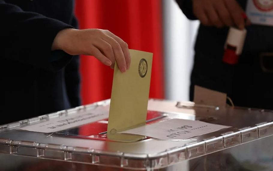 Son anket sonuçları: AKP aynı anda hem kaybetti hem kazandı