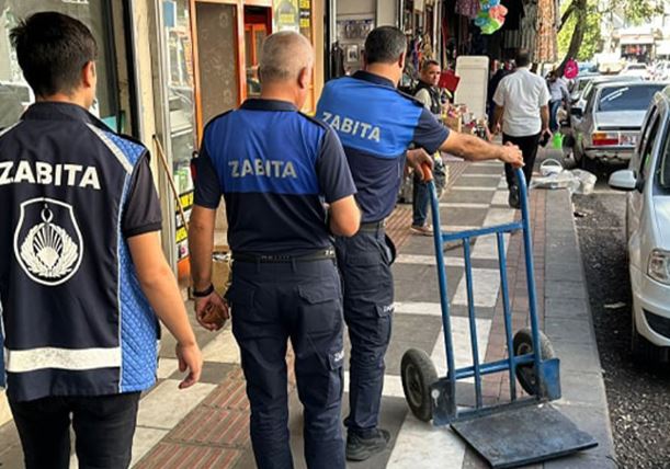 AKP'li belediyeden kişiye özel ilan skandalı
