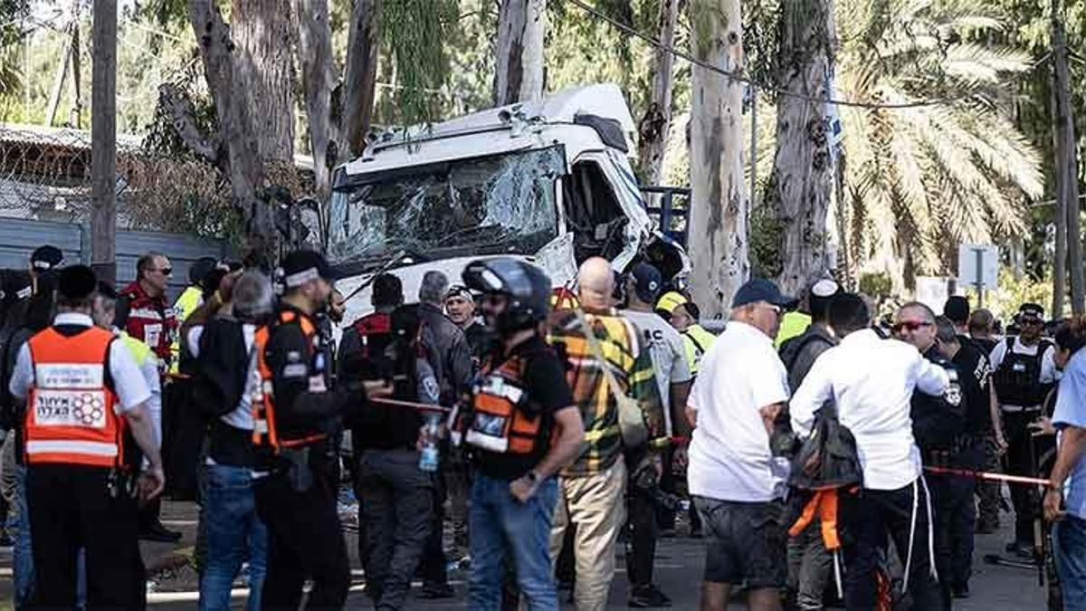 İsrail'de Kamyon Otobüs Durağına Çarptı: En Az 40 Yaralı