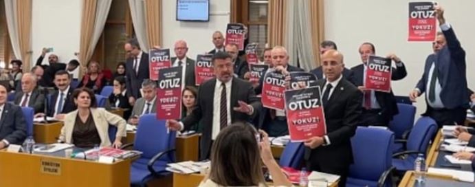 CHP'li vekillerden asgari ücret protestosu
