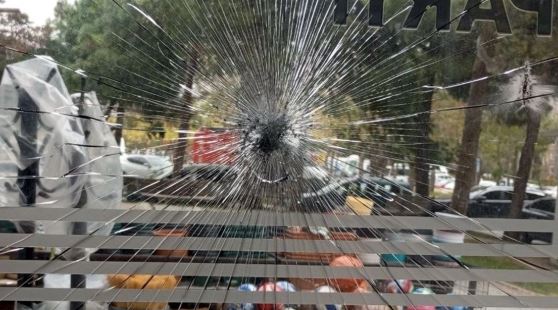 AKP ilçe başkanlığına taşlı saldırı