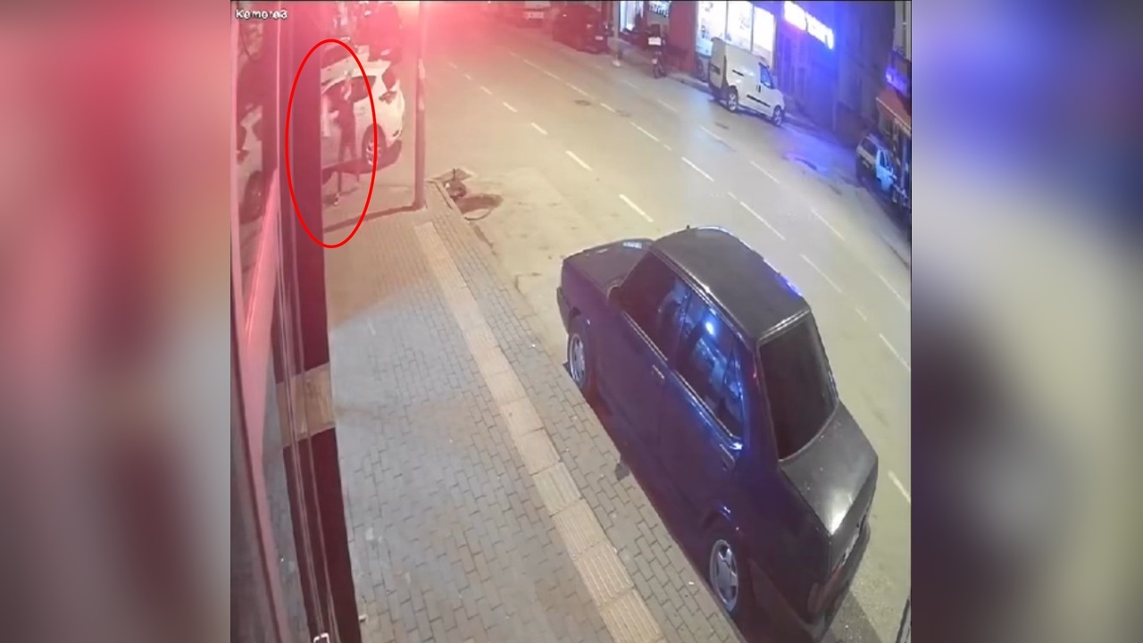 Tabelayı alıp camı kırdı: Bursa'da şok edici anlar