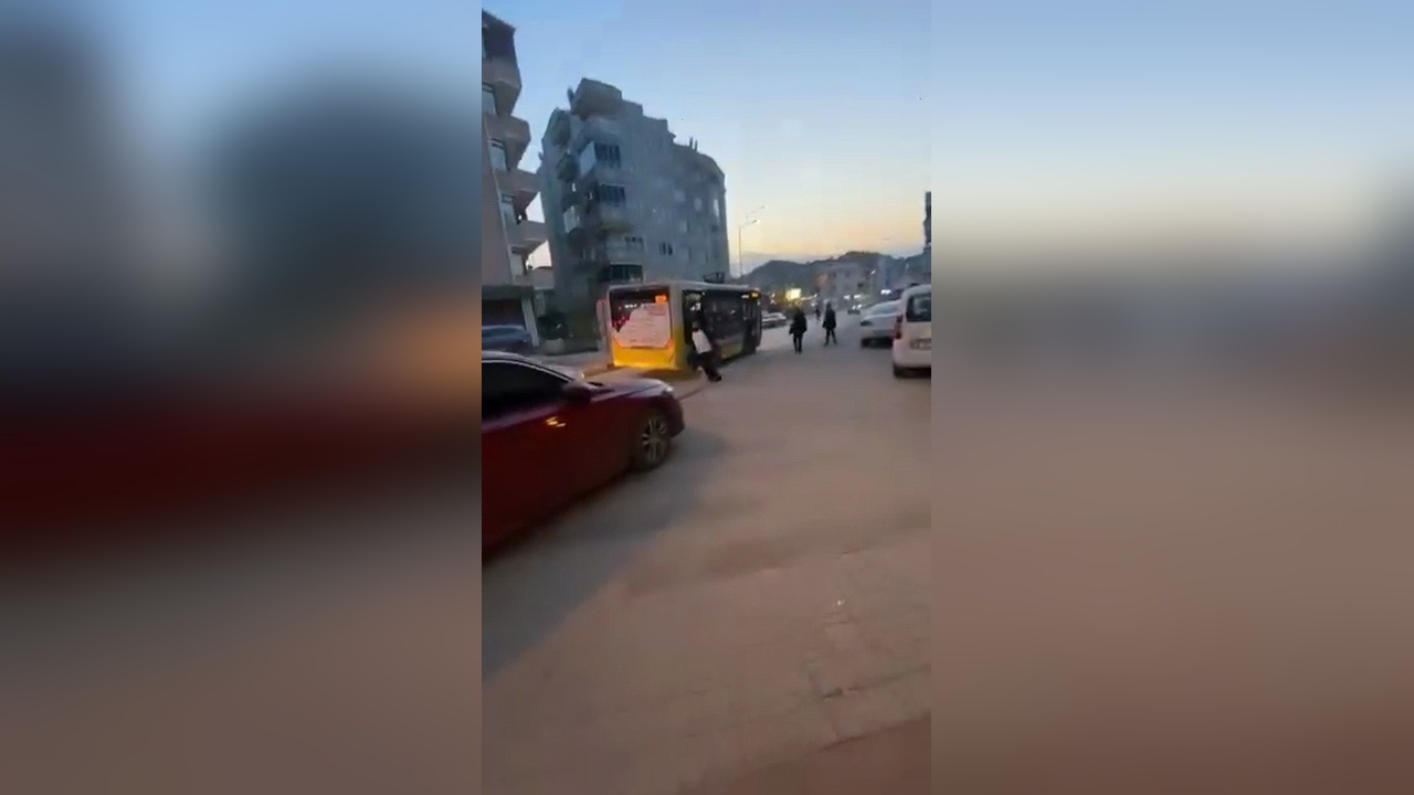 Yol verme tartışması, halk otobüsü şoförünü işinden etti