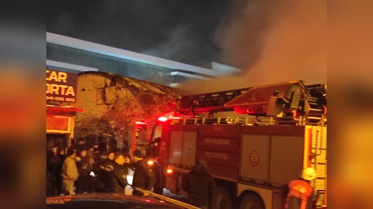 Van Mısır Çarşısı’nda Yangın: 60 İş Yeri Zarar Gördü