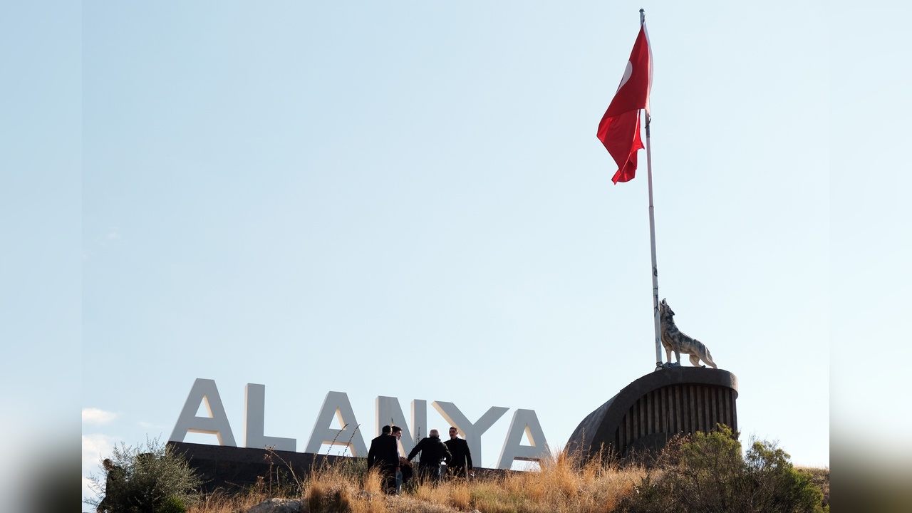 Alanya'da bozkurt heykeli tartışması alevlendi