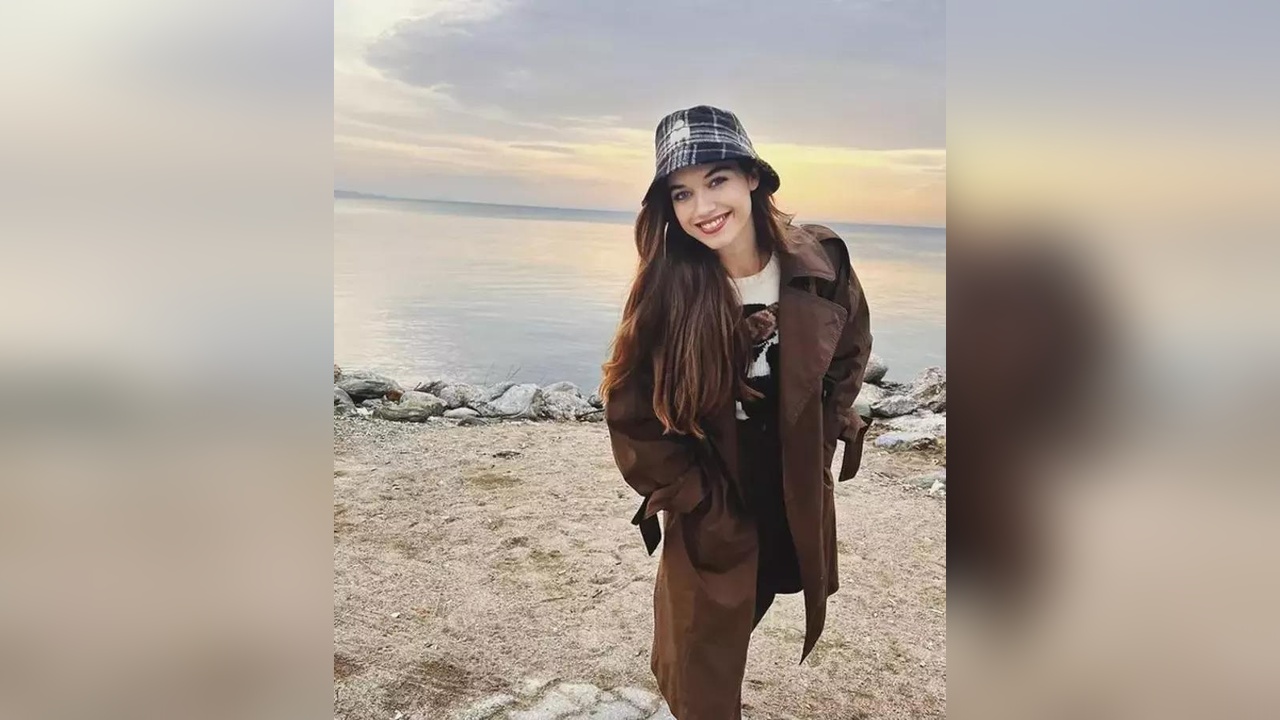 Afra Saraçoğlu'ndan annesine büyük sürpriz