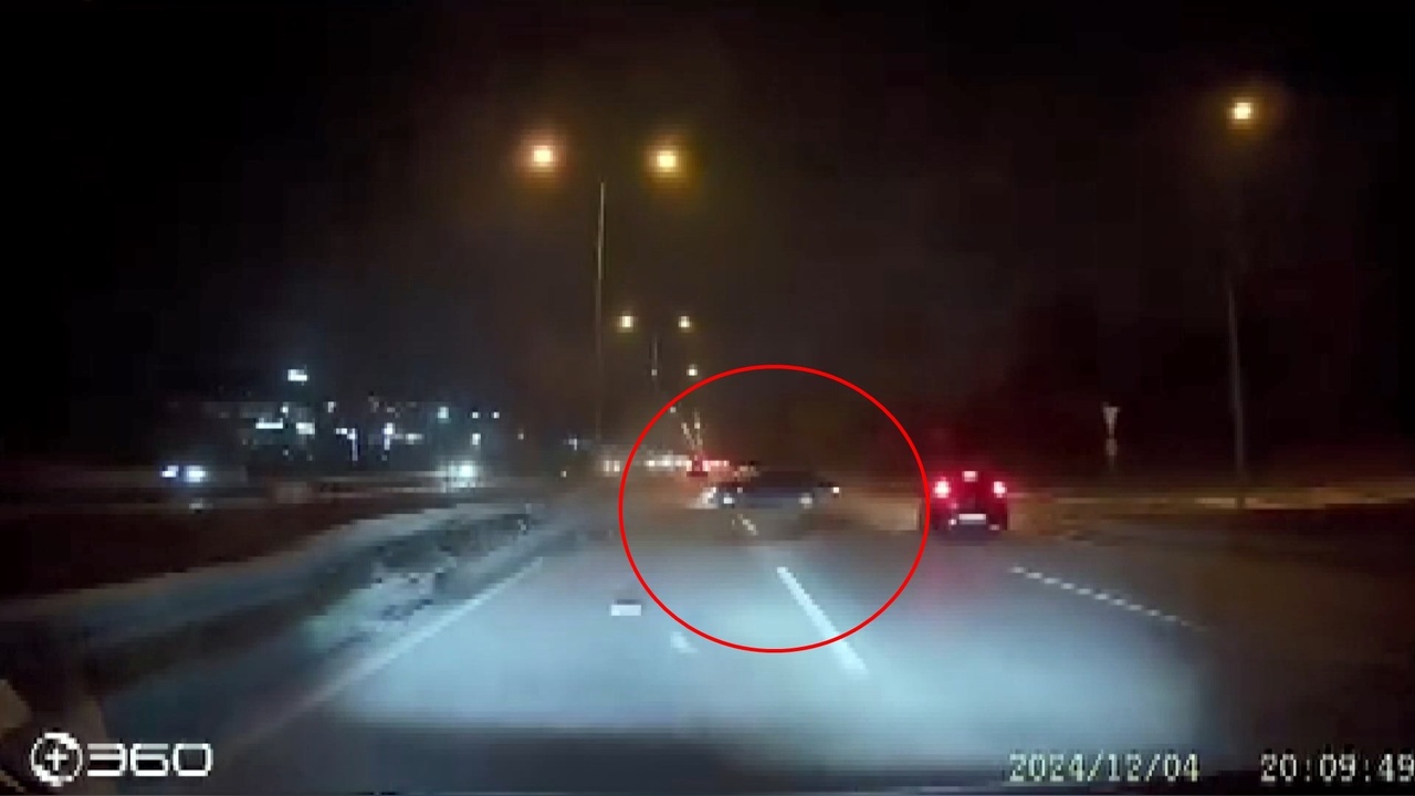 Bursa'da otomobil bariyerlere çarptı, sürücüler makas atıyordu
