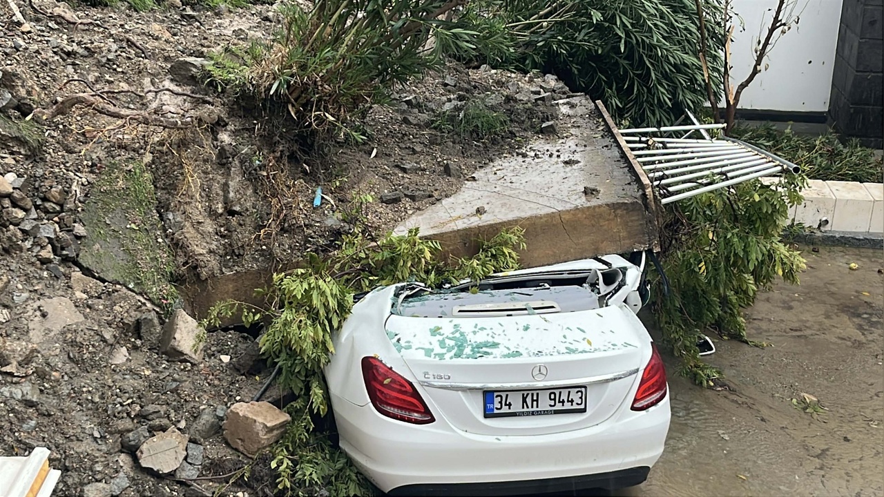 Bodrum'da İstinat Duvarının Çökmesi, Araç ve Evde Hasar Oluşturdu