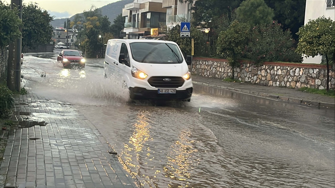 Bodrum'da Şiddetli Yağışlar Cadde ve Sokakları Su Bastı