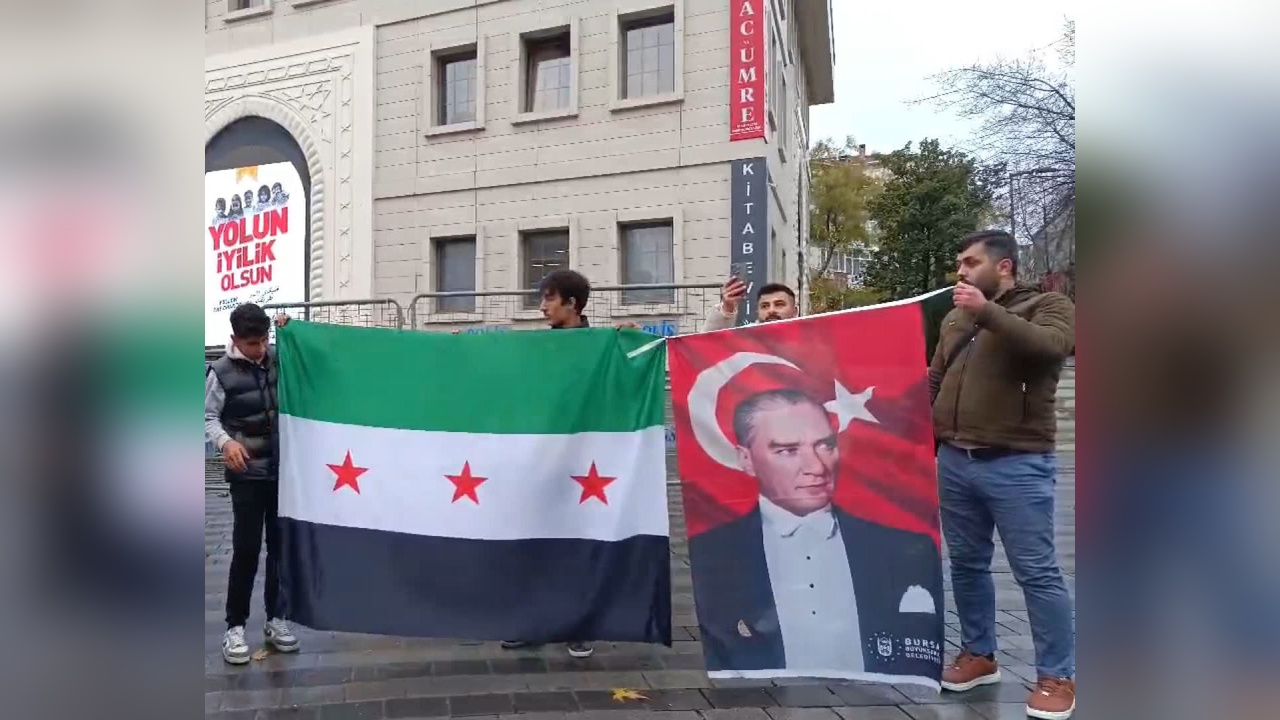 Suriyeliler Bursa'da Atatürk'ü Posterlerle Anarak Kutlama Yaptı