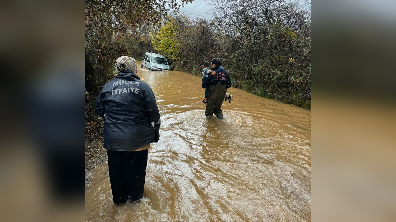 Muğla'da Sağanak Yağmurda Mahsur Kalan Aile İtfaiye Tarafından Kurtarıldı