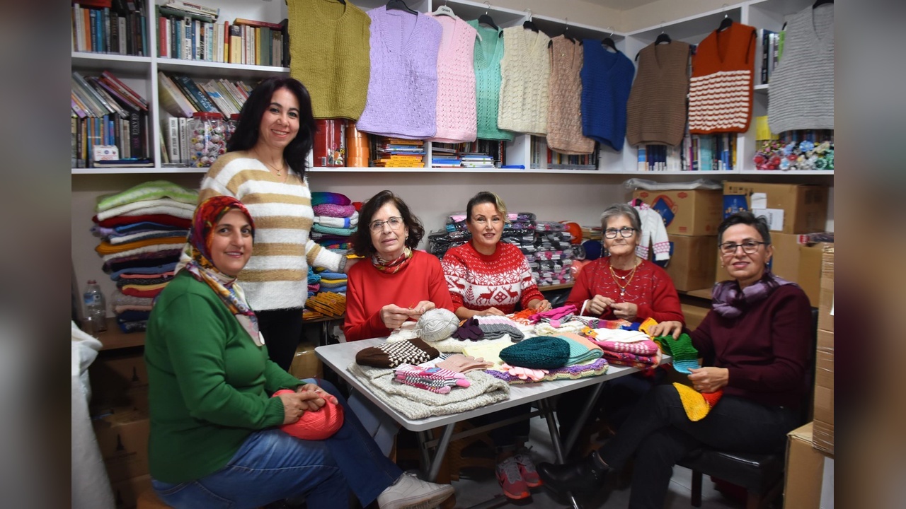 İzmirli Teyzeler, Çocuklara Yeni Yıl Hediyeleri Dağıttı