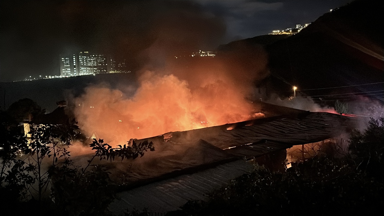 İzmir'deki Tekstil Fabrikasında Büyük Yangın Çıktı