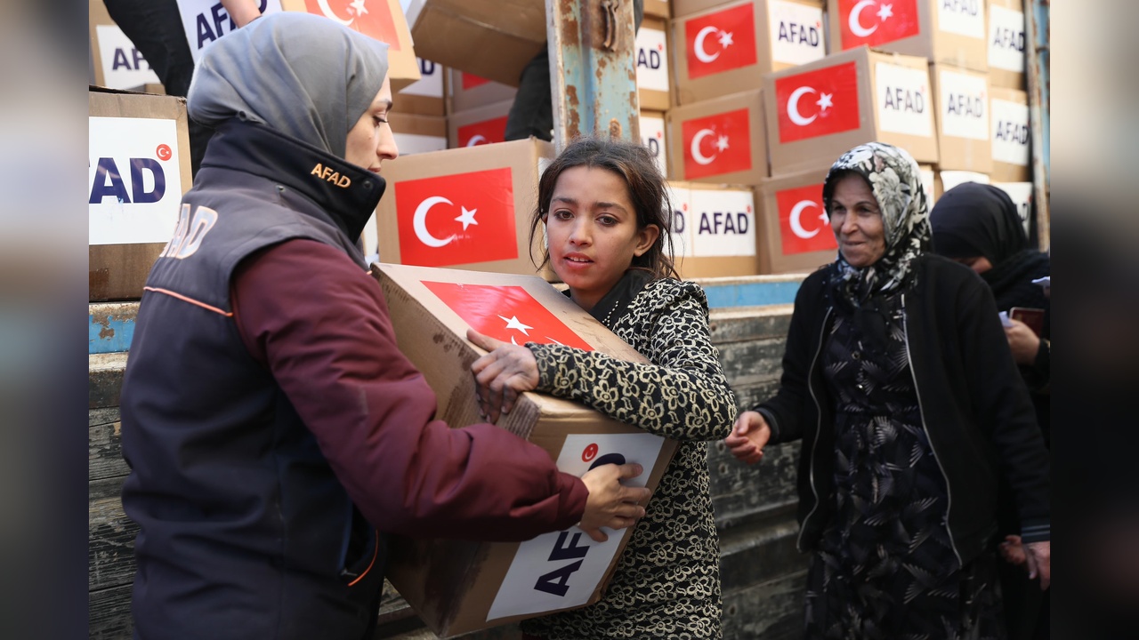 AFAD, Suriyelilere Dönüş Yolunda Gıda Desteği Sağlıyor