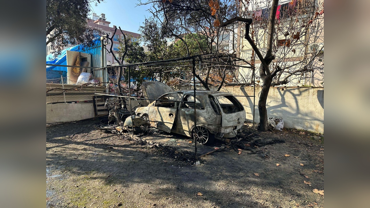 İzmir'de Kundaklama İddiasıyla İki Motosiklet Alev Alev Yandı