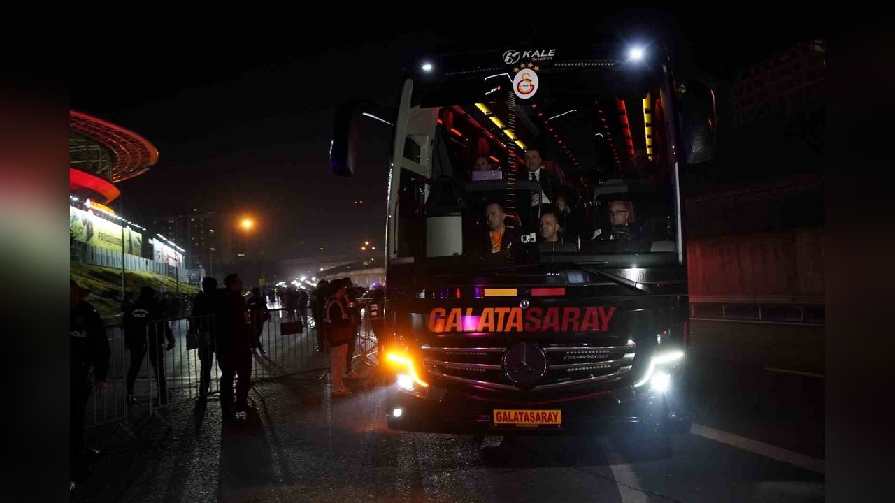 Galatasaray, Trabzonspor Maçı İçin Stadyuma Giriş Yaptı